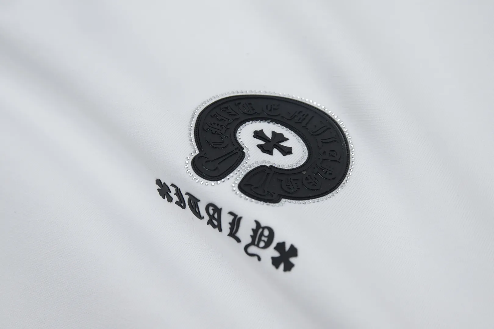 🅿️230 ✨CH✨🆕25SS spring and summer new style Crow Heart ✝ Rack logo leather label hot-drilled short sleeves Light luxury essential item for daily commuting for men and women Correct version Welcome to compare Detailed features · 260 grams of 100% pure cotton double yarn jersey fabric · Custom dyed in the same cylinder, special thickened 32 pieces of double-strand 1X1 thread · Double-needle stitching and cross-stitching technology · Original main mark, washed tag, brand moisture-proof paper packaging Color: white/black/purple/grey Size: S/M/L/XL